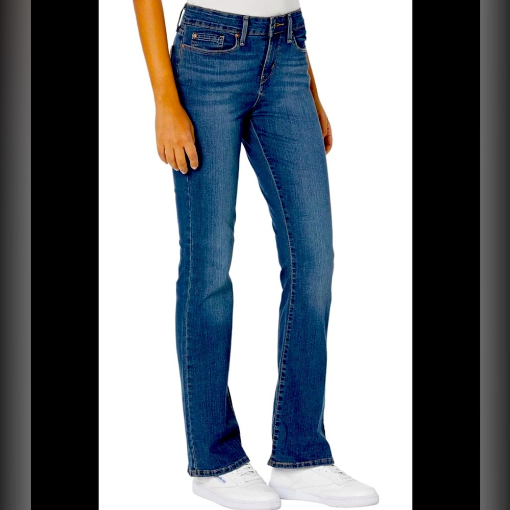 Levi’s Signature Gold Label Boot Cut Jeans. Misses size 26. NWT